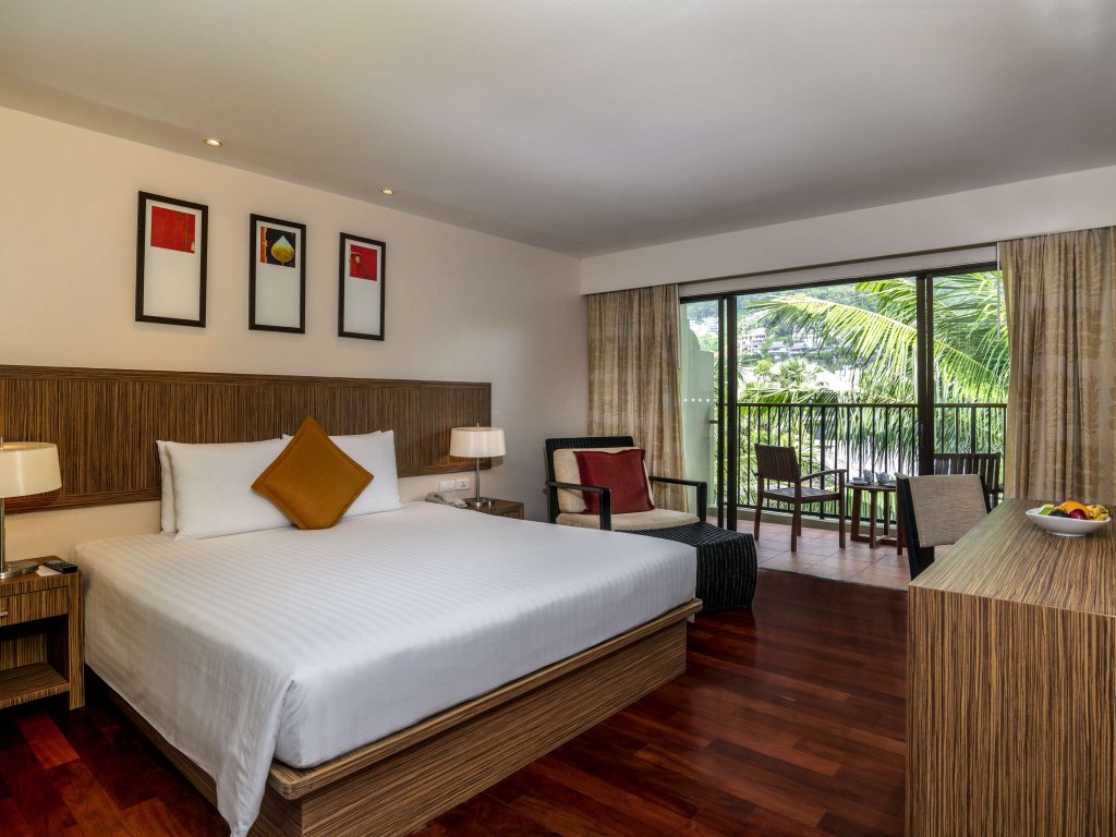 Тхаланг: Destination Resort Phuket Surin Beach
