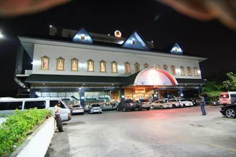 Нонтхабури: 13 Coins Hotel Ngam Wong Wan