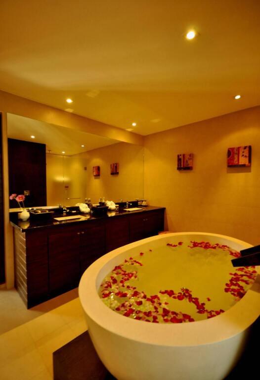 Тхаланг: The Residence Resort