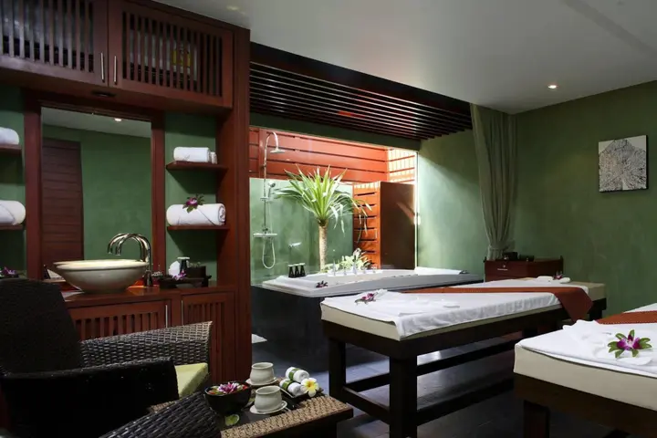 Тхаланг: The Residence Resort