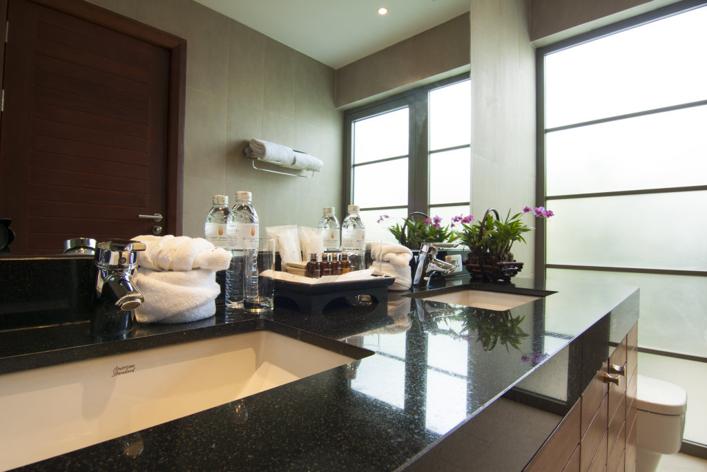 Тхаланг: The Residence Resort