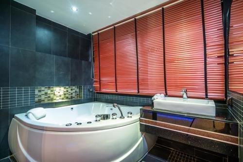Кату: Absolute Bangla Suites, awesome location, rooftop pool  L-06