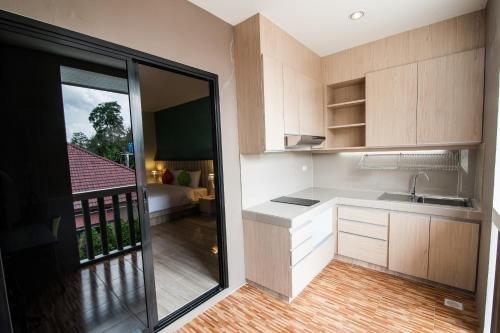 Тхаланг: Jula Service Apartment