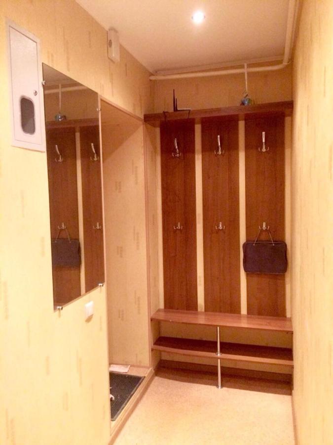 Великий Новгород: Apartment on Voskresenskiy 1