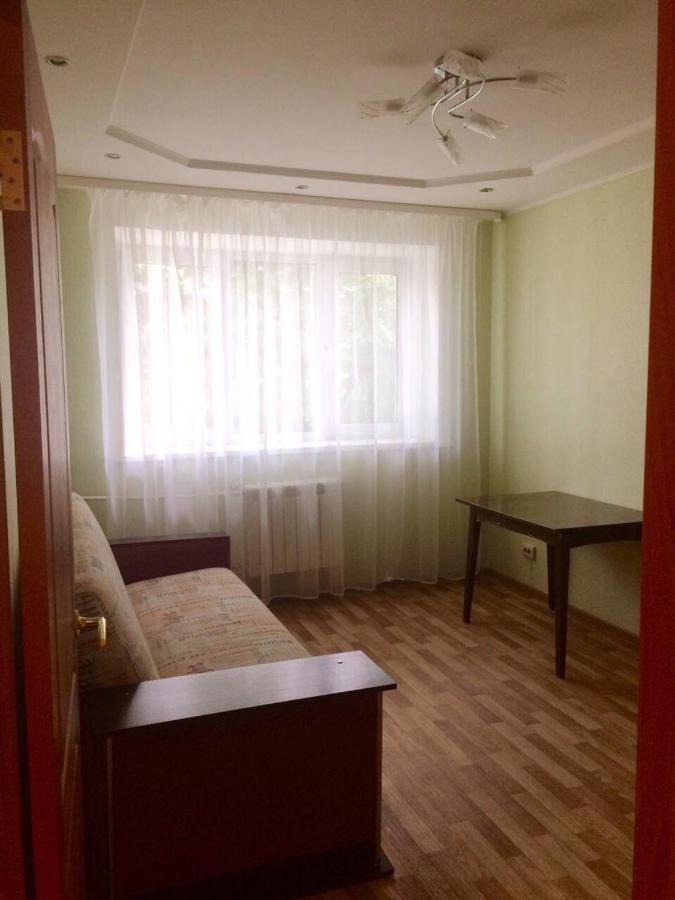 Великий Новгород: Apartment on Voskresenskiy 1