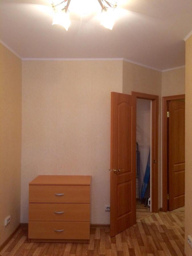 Великий Новгород: Apartment on Voskresenskiy 1
