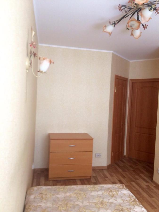 Великий Новгород: Apartment on Voskresenskiy 1