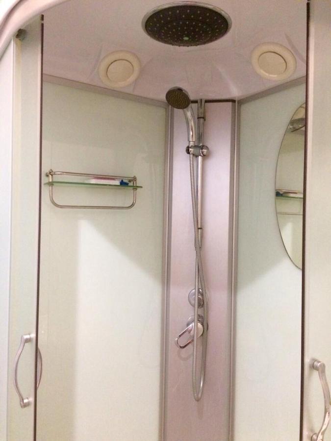 Великий Новгород: Apartment on Voskresenskiy 1