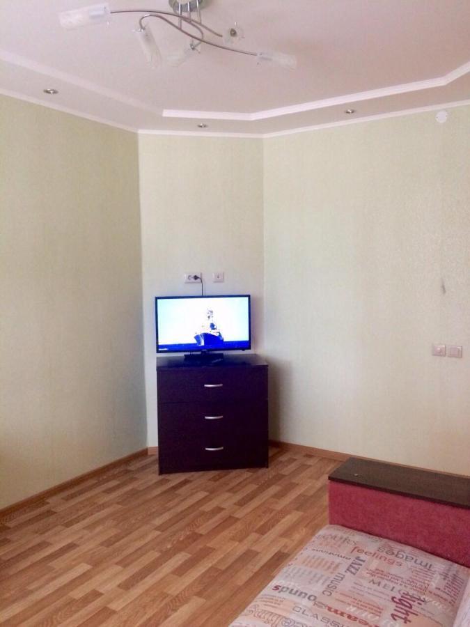 Великий Новгород: Apartment on Voskresenskiy 1