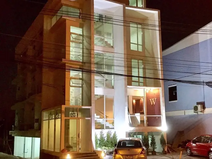 Пхетчабун: White Ville Apartment