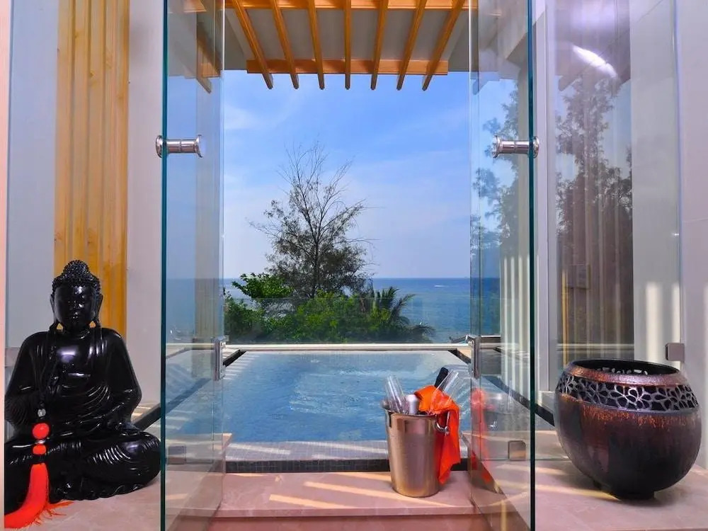 Beachfront Phuket Seaview Suites — фото 5