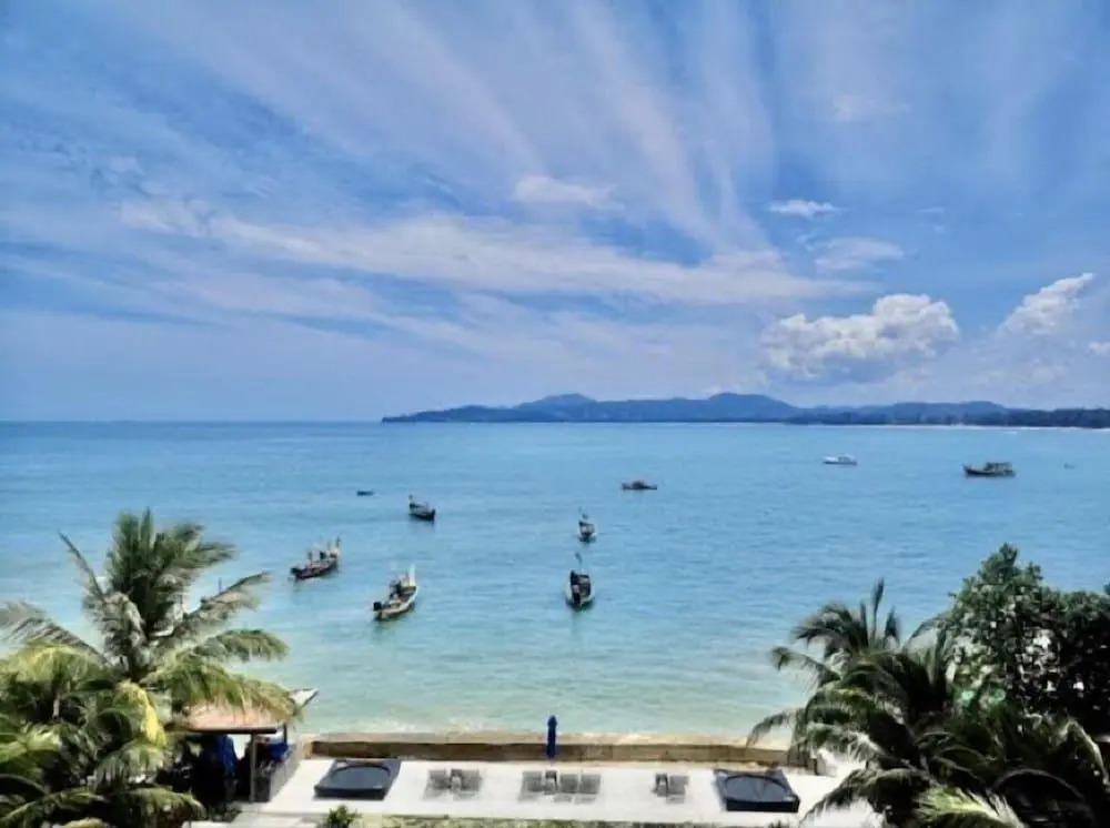Тхаланг: Beachfront Phuket Seaview Suites