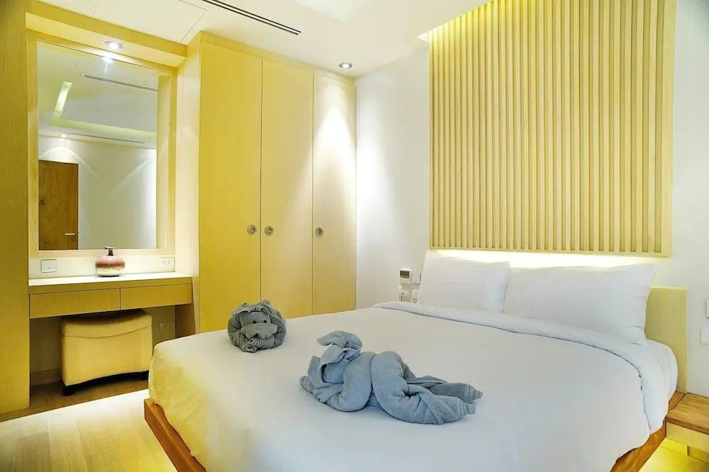 Тхаланг: Beachfront Phuket Seaview Suites