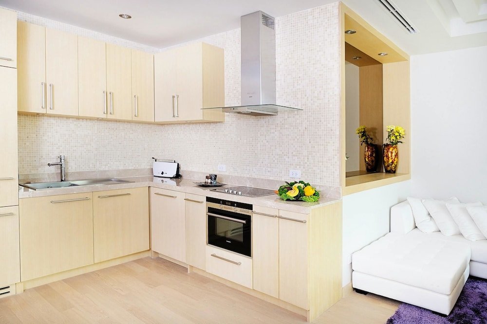 Тхаланг: Beachfront Phuket Seaview Suites