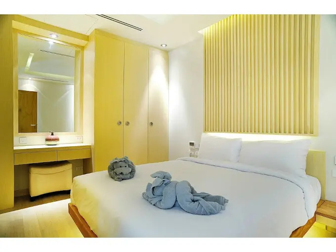 Тхаланг: Beachfront Phuket Seaview Suites