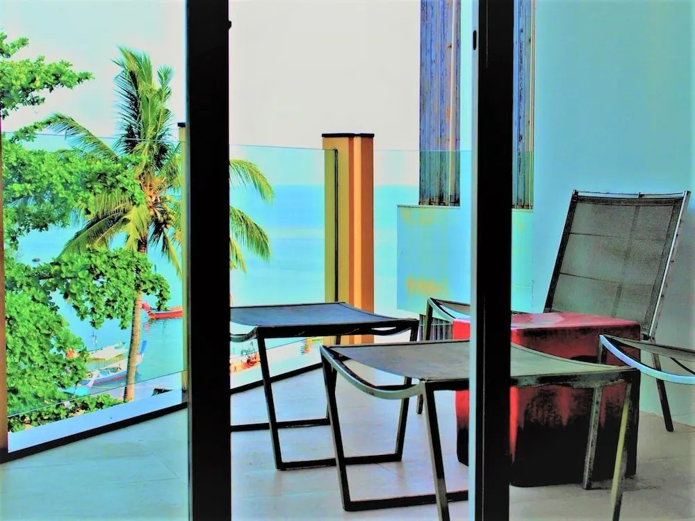 Тхаланг: Beachfront Phuket Seaview Suites