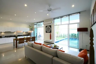 Тхаланг: Two Villas Holiday Oxygen Style Bangtao Beach