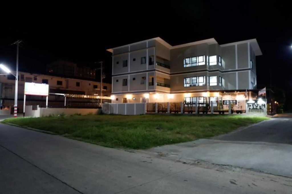Сурин: The Gun Hotel