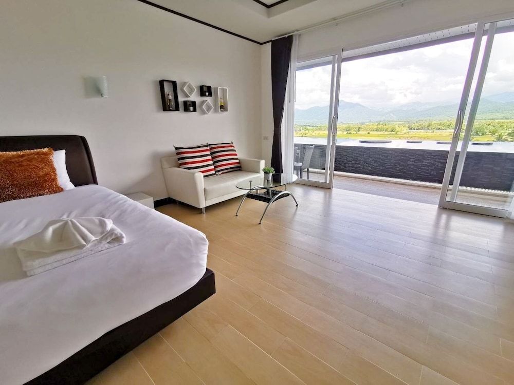 Пуа: C View Hotel