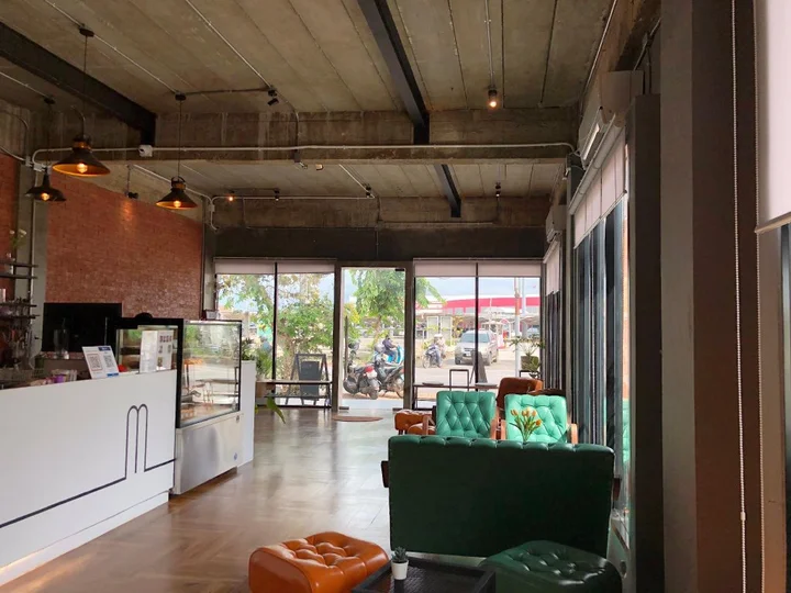 Пхитсанулок: Minimalist cafe and bed