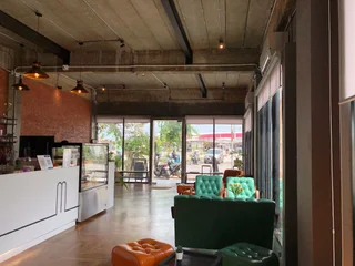 Пхитсанулок: Minimalist cafe and bed