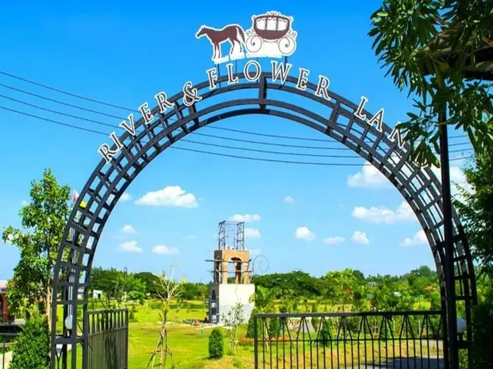 Пхаттхана Никхом: River and Flowers Resort