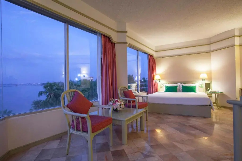 Паттайя: Cholchan Pattaya Beach Resort