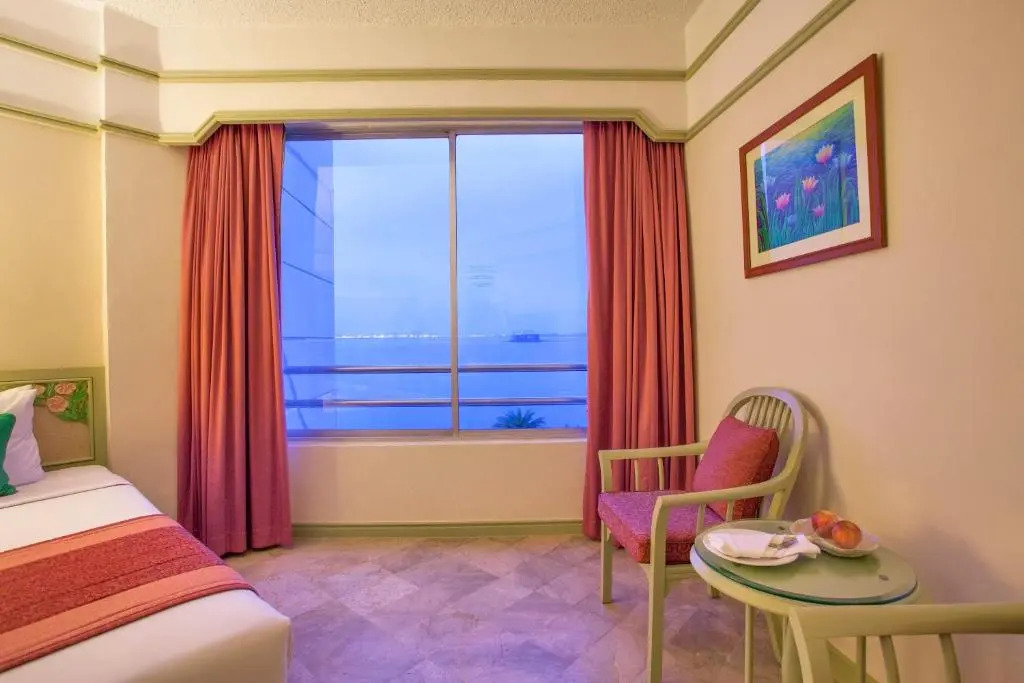 Паттайя: Cholchan Pattaya Beach Resort