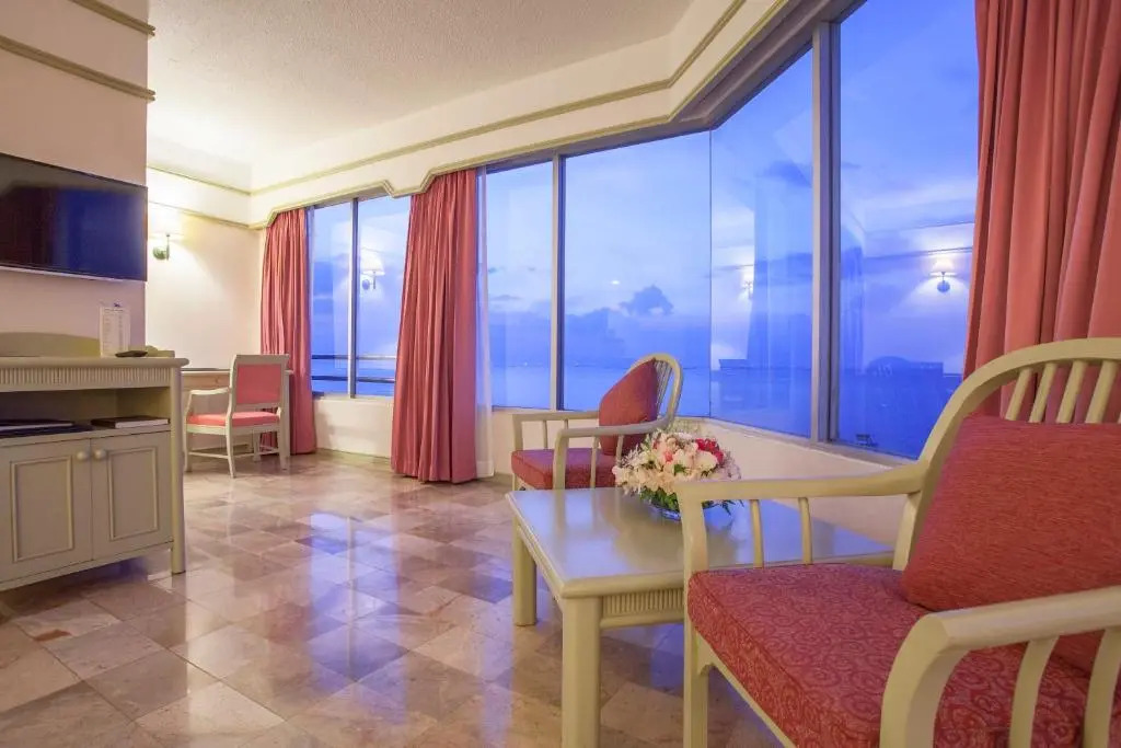 Паттайя: Cholchan Pattaya Beach Resort