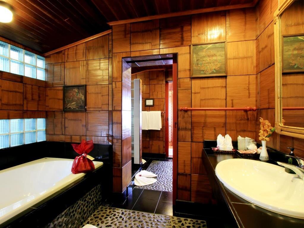 Муанг: Mom Tri's Villa Royale
