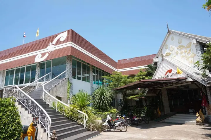 Тхат-Пханом: Thatphanom Place
