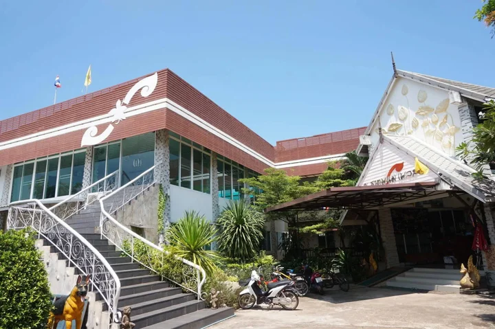 Тхат-Пханом: Thatphanom Place