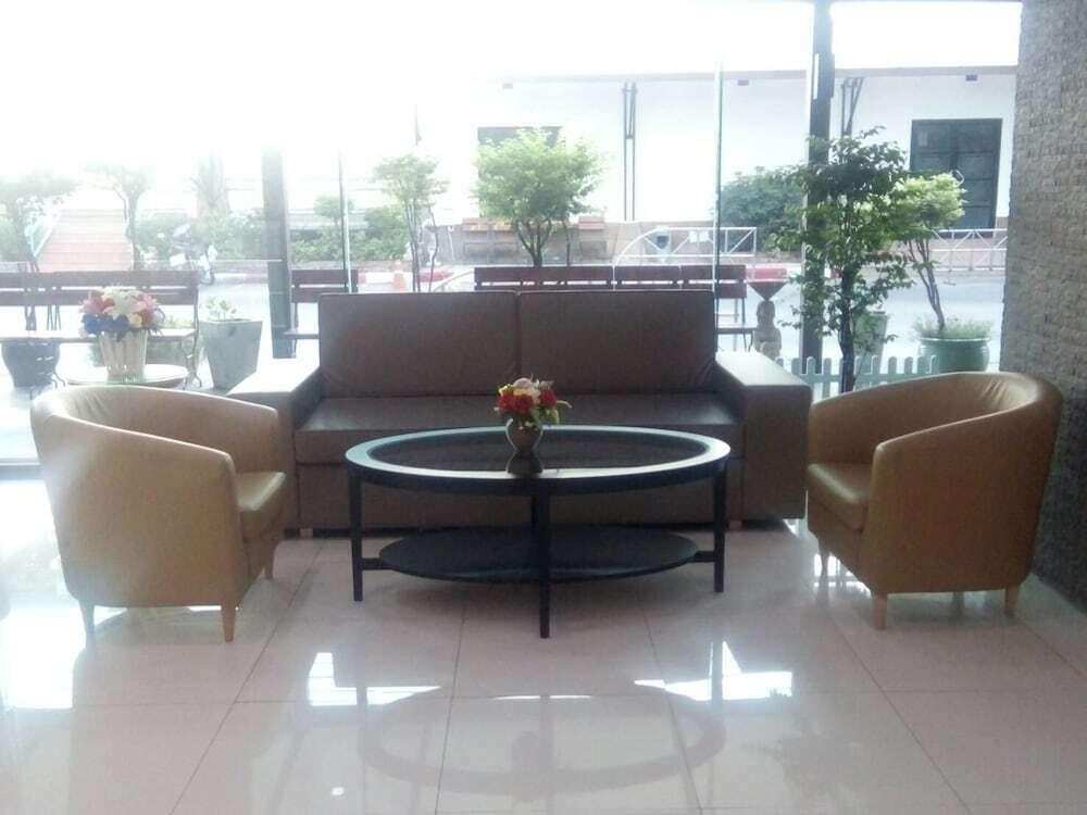 Кхлонг-Янг: May Flower Grand Hotel Korat