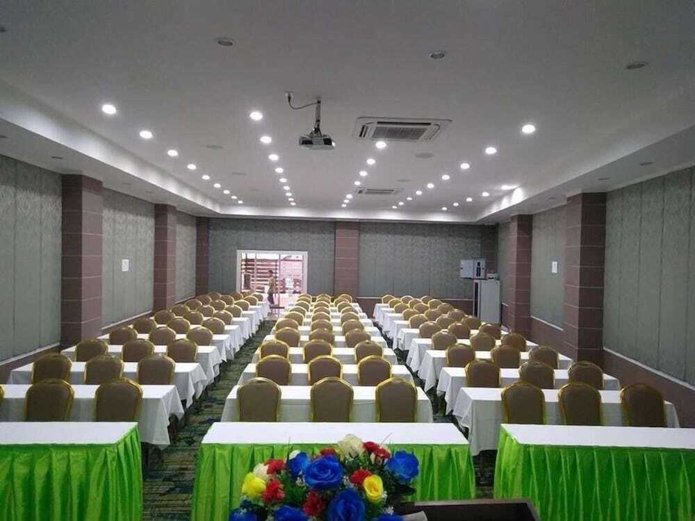 Кхлонг-Янг: May Flower Grand Hotel Korat