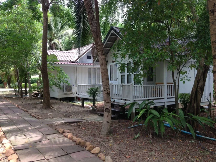 Ампхава: Young Coconut Garden Home Resort