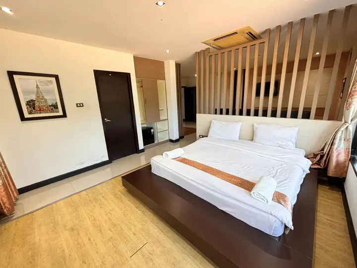 Нахон Фаном: Siam Grand Hotel