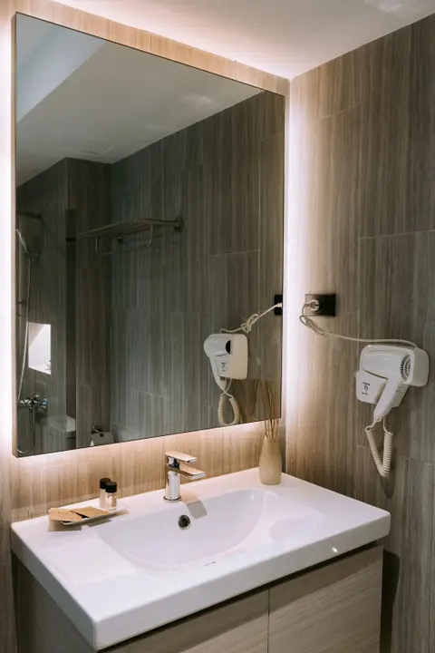 Кхлонг-Янг: The Rich Hotel Korat
