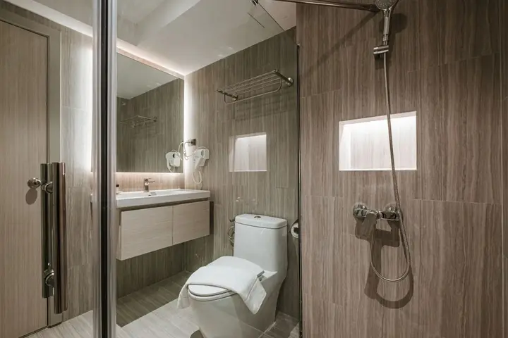 Кхлонг-Янг: The Rich Hotel Korat