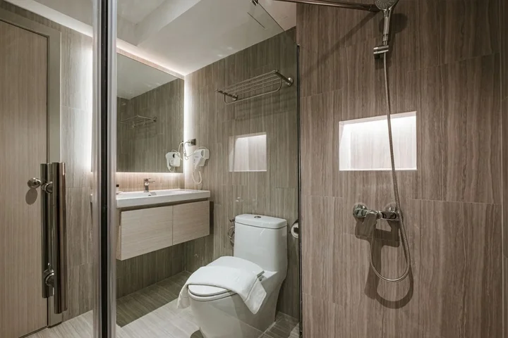 Кхлонг-Янг: The Rich Hotel Korat