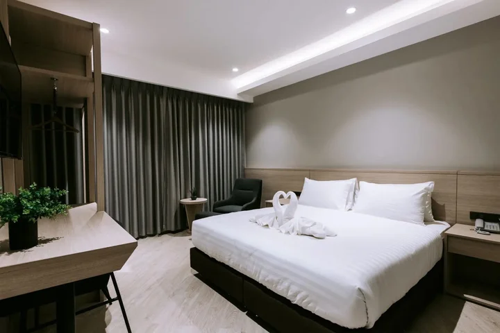 Кхлонг-Янг: The Rich Hotel Korat