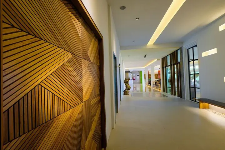 Кхлонг-Янг: The Rich Hotel Korat