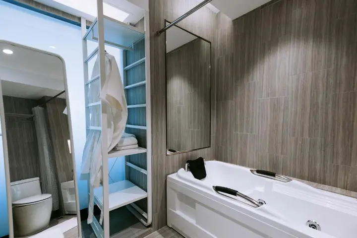 Кхлонг-Янг: The Rich Hotel Korat