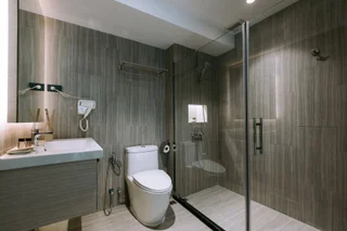 Кхлонг-Янг: The Rich Hotel Korat