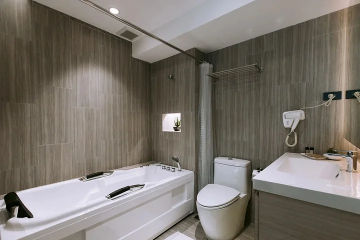 Кхлонг-Янг: The Rich Hotel Korat