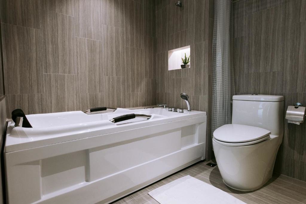 Кхлонг-Янг: The Rich Hotel Korat