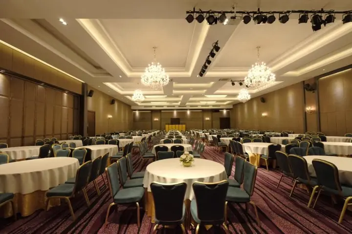Кхлонг-Янг: The Rich Hotel Korat