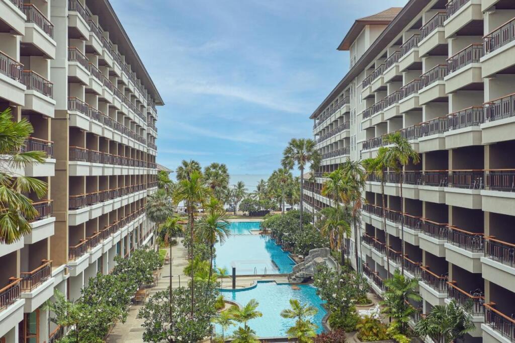 Паттайя: Welcome World Beachfront Resort