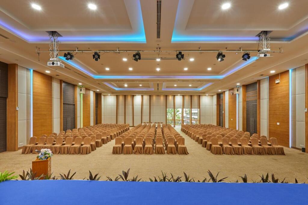 Паттайя: Welcome World Beachfront Resort