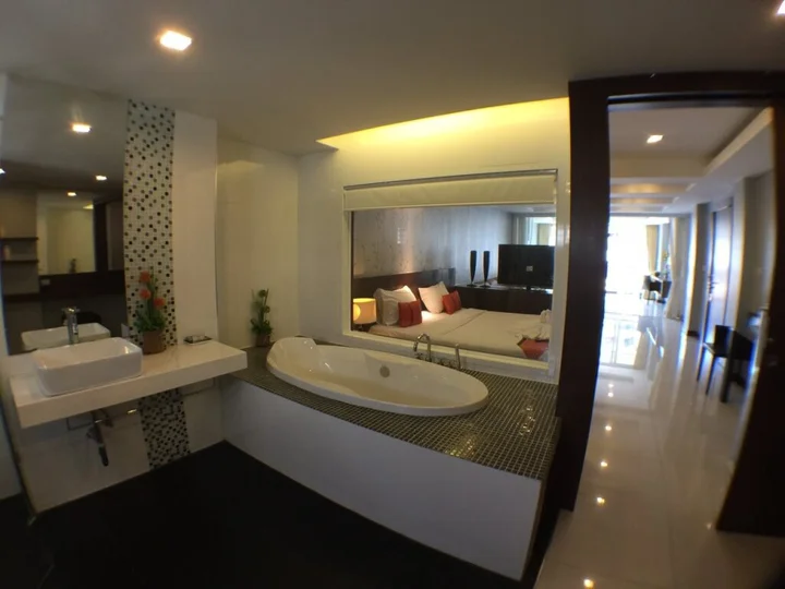 Кату: Platinum Hotel
