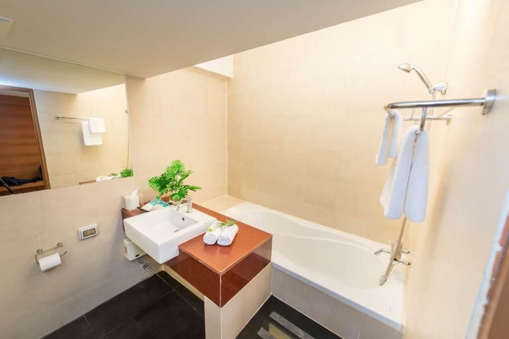 Сирача: Laemtong Service Apartment